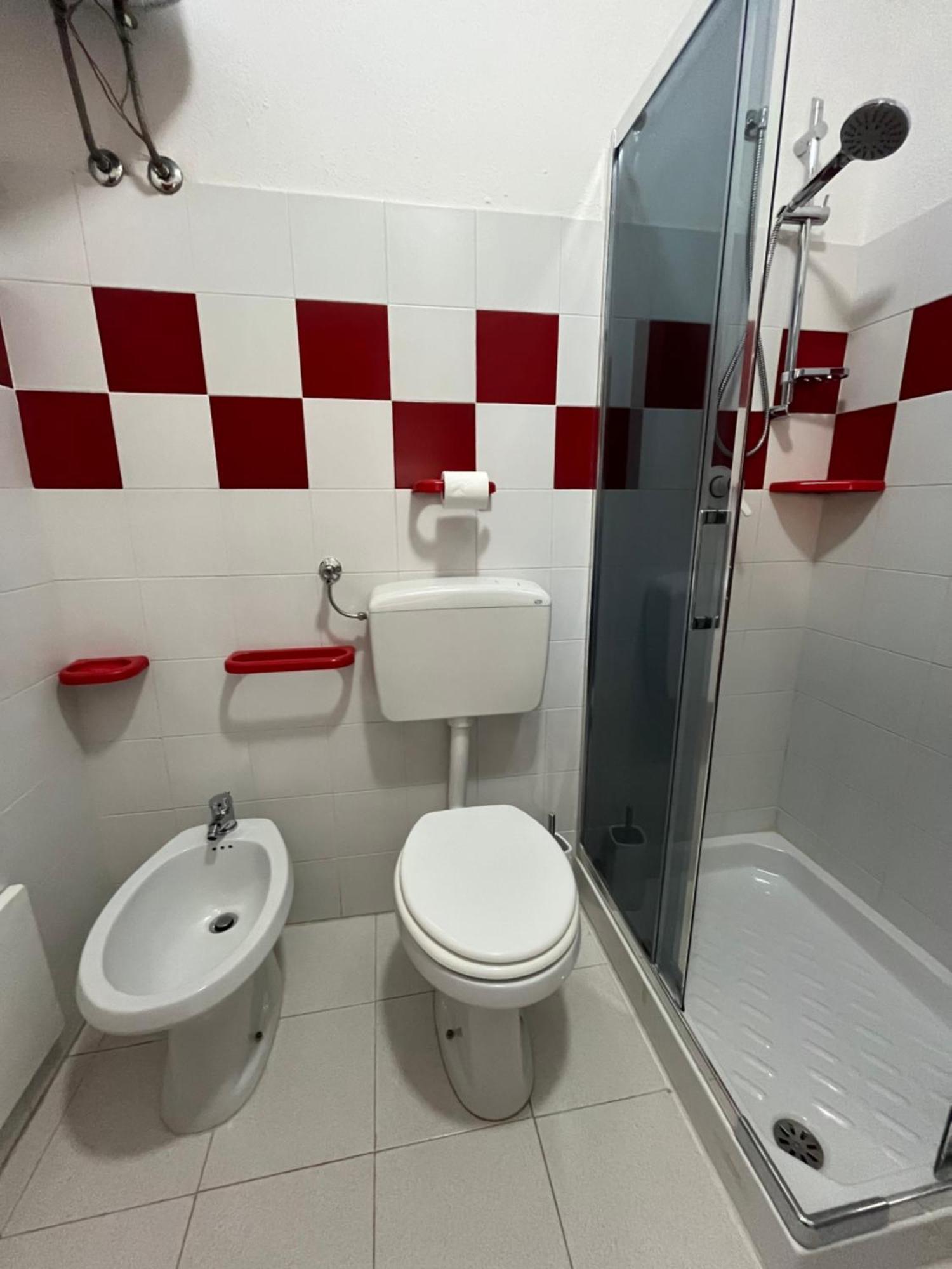 Casa Sviluppata Su Due Piani Con Doppia Veranda E Parcheggio Privato 산테오도로 외부 사진