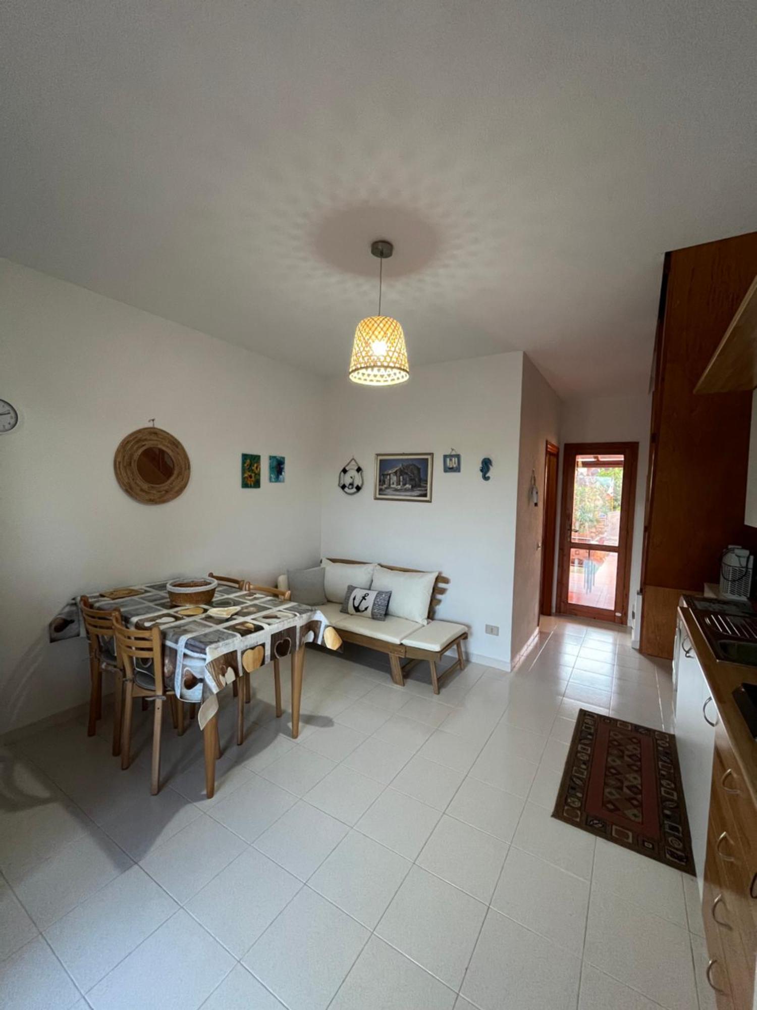Casa Sviluppata Su Due Piani Con Doppia Veranda E Parcheggio Privato 산테오도로 외부 사진