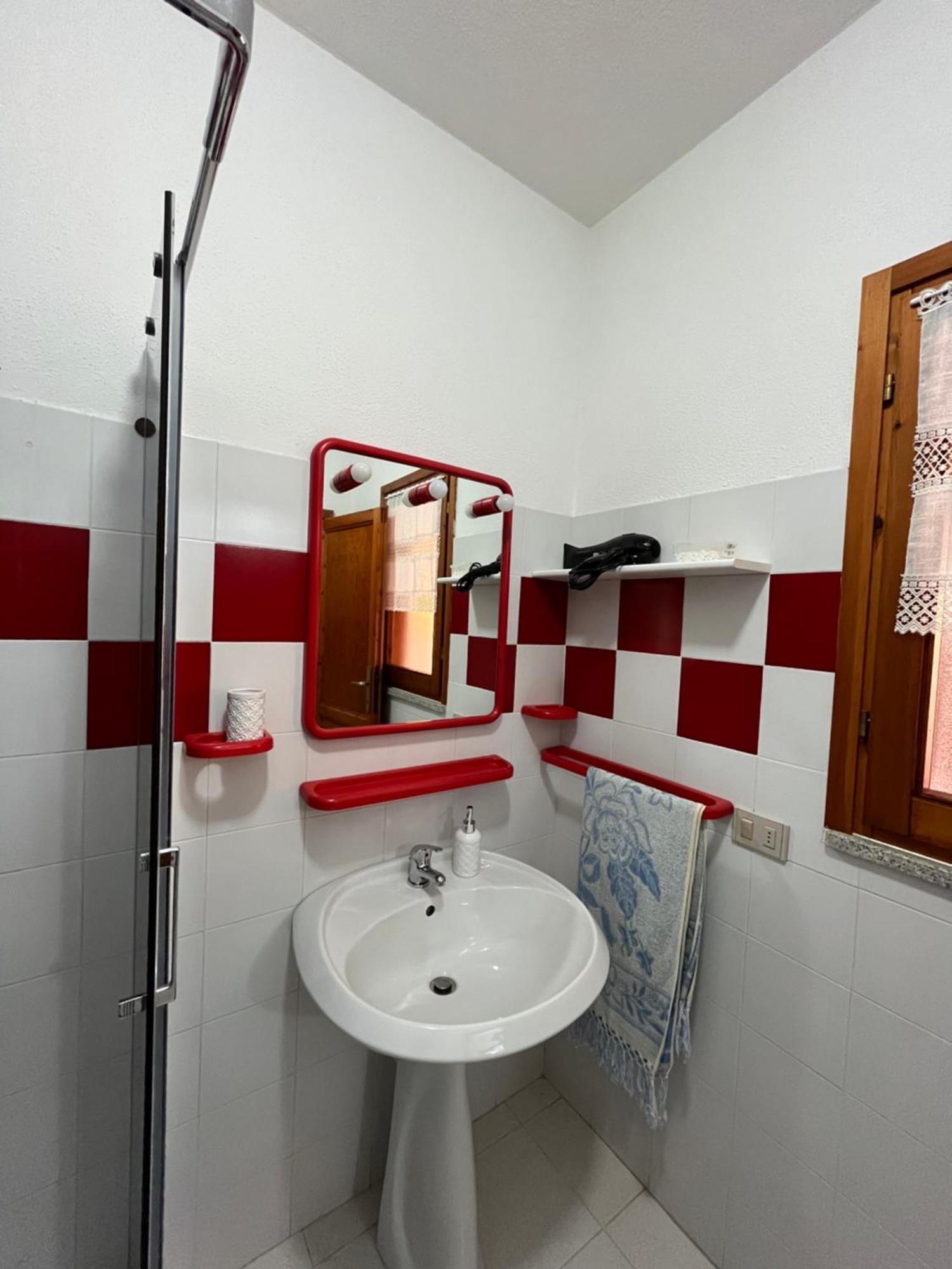 Casa Sviluppata Su Due Piani Con Doppia Veranda E Parcheggio Privato 산테오도로 외부 사진
