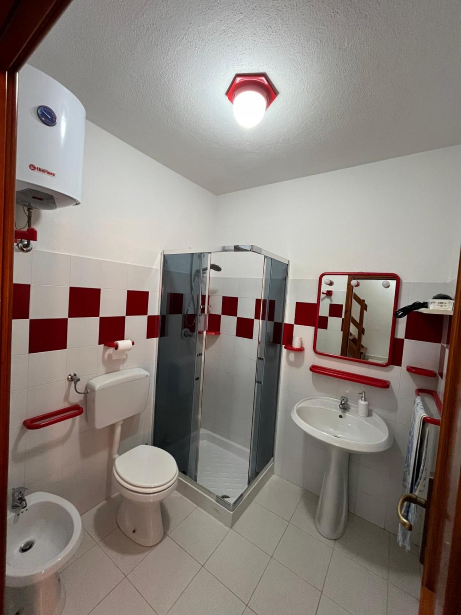 Casa Sviluppata Su Due Piani Con Doppia Veranda E Parcheggio Privato 산테오도로 외부 사진