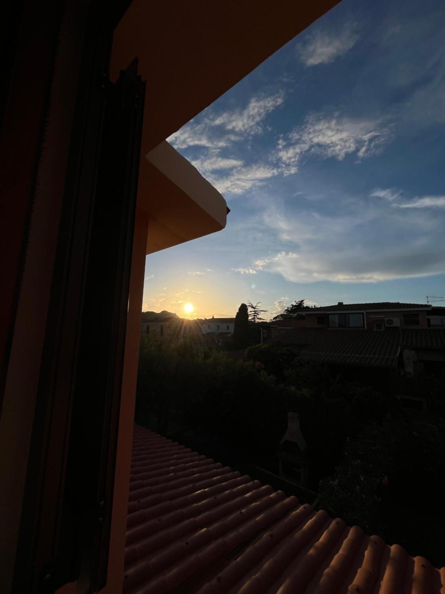 Casa Sviluppata Su Due Piani Con Doppia Veranda E Parcheggio Privato 산테오도로 외부 사진