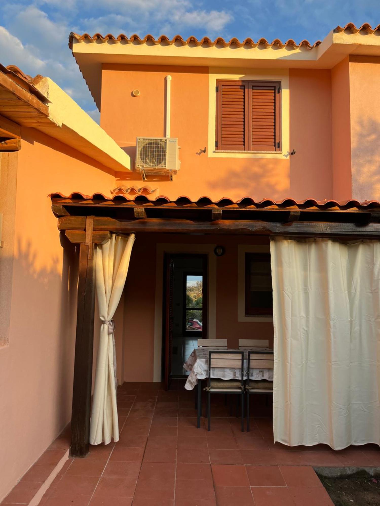 Casa Sviluppata Su Due Piani Con Doppia Veranda E Parcheggio Privato 산테오도로 외부 사진
